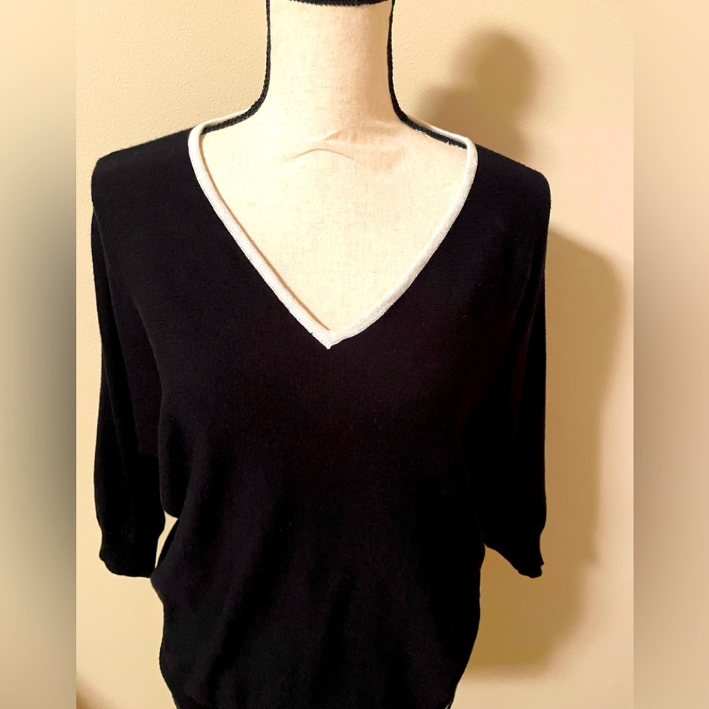 Vneck black and white sweater